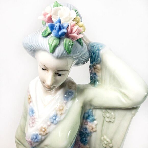 Fine Porcelain Japanese Geisha Statuette in Pastels - Picture 5 of 9